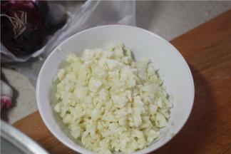 大蒜切碎，盛入碗中备用