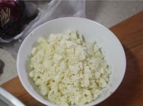 大蒜切碎，盛入碗中备用