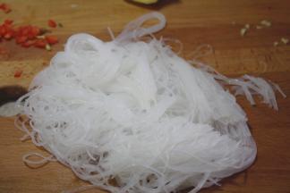 先将粉丝用温水泡20分钟左右，泡到能用手掐断即可