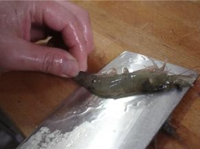 虾从头用刀剖至尾部，但尾部不断，剖成两半，去掉虾线