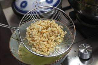 小火炸至金黄色捞出