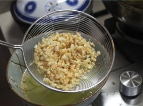 小火炸至金黄色捞出