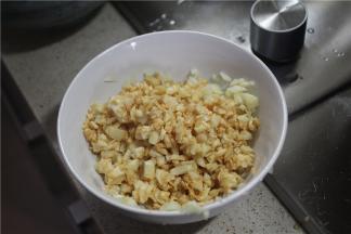 将炸好的蒜蓉和没炸的蒜蓉放入同一个碗中。炸过的蒜有焦香，没炸过的就是纯粹的蒜香，两种混合起来口感和味道更加的丰富。也叫金银蒜