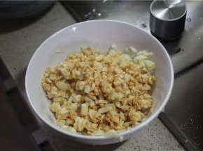 将炸好的蒜蓉和没炸的蒜蓉放入同一个碗中。炸过的蒜有焦香，没炸过的就是纯粹的蒜香，两种混合起来口感和味道更加的丰富。也叫金银蒜