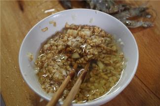 蒜蓉加炸过的原油、少许白糖、鱼露、鸡精、味精、鸡汁、蚝油、盐、鸡粉搅拌调味，调好待用