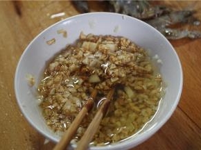 蒜蓉加炸过的原油、少许白糖、鱼露、鸡精、味精、鸡汁、蚝油、盐、鸡粉搅拌调味，调好待用