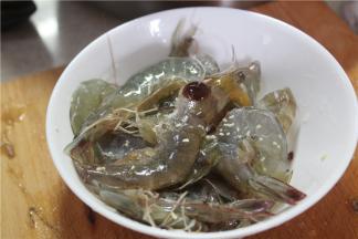 处理好的虾加少许的盐，鸡精、鸡汁和蚝油调味，抓拌均匀，鸡汁、蚝油可以提鲜，激发出大虾的鲜味