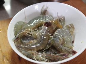 处理好的虾加少许的盐，鸡精、鸡汁和蚝油调味，抓拌均匀，鸡汁、蚝油可以提鲜，激发出大虾的鲜味