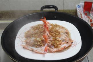 摆好盘之后放入蒸锅中大火2分钟左右，小火5分钟。蒸的时间太长，虾肉就会变老，口感不好。