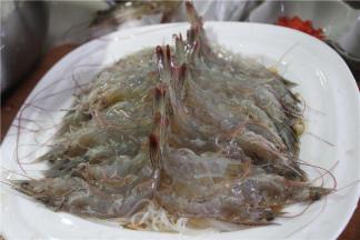 将剖开的下虾肉朝上，放在粉丝上