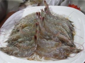 将剖开的下虾肉朝上，放在粉丝上