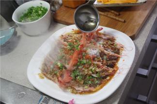 锅内烧热油，淋在葱花上即可