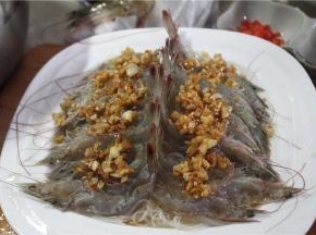 虾肉上放上调好的金银蒜。将虾肉朝上，蒜茸放上去可以更入味，而且蒸出来的虾也不会卷曲
