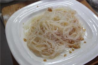 泡好的粉丝取出装入盘中，加入少许的鸡汁、味精、鸡精、蚝油、蒜蓉码味。粉丝先加少许的调味品调味，在后续蒸制的过程中会更加入味