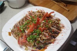 蒸好的虾取出，加少许的东古酱油，红椒米