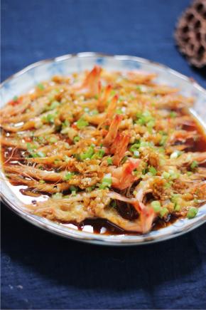 饭店里经常点的蒜蓉开边虾就做好了