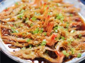 饭店里经常点的蒜蓉开边虾就做好了