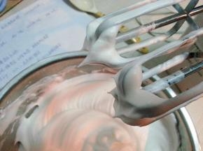 蛋清分三次加入50克糖打至干性发泡