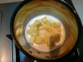 牛奶和黄油放入小锅中，小火煮至60度（我家没有测食物的温度计，凭感觉吧，用手摸下牛奶，感觉稍微有些烫手即可离火，不要煮沸。如果觉得太烫，可以冷却下再做下面的步骤。当然啦，你要是温度计那就更好啦。）