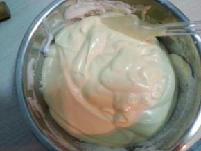 再将剩余的蛋白分两次加入到步骤6中翻拌均匀