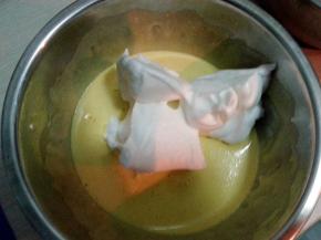 取1/3打发的蛋白加入到蛋黄糊中，用刮刀翻拌均匀