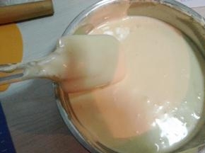 用刮刀将步骤10翻拌均匀，倒入蛋糕模中