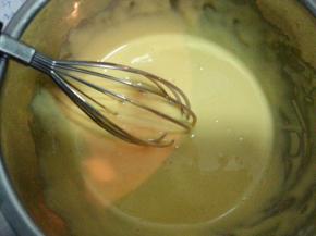 用手动打蛋器打发至乳白色