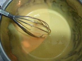 用手动打蛋器打发至乳白色