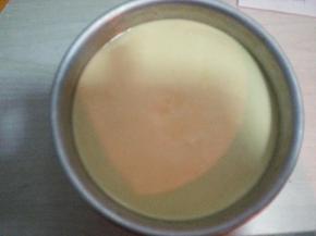 提起蛋糕模在案板上轻磕几下，震出面糊中的气泡。烤箱预热170度，中下层，烤35分钟，转180度烤10分钟（温度和时间要根据自家烤箱情况来掌握）。用牙签插入蛋糕中再取出，没有带出湿蛋糕液表示已熟。烤好的蛋糕倒扣在烤网上，凉透后脱模切块。