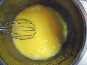 加入蛋黄和砂糖，搅拌至所有材料混合均匀；