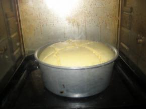 取出蛋糕，用锋利的刀在表面划十字，再放入烤箱，150度烤30分钟。