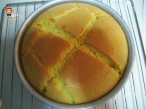 烤好的蛋糕取出，立即倒扣在烤网上，凉透后脱模切块。