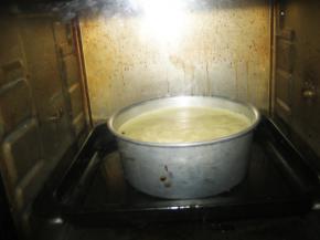 烤箱150度预热，把模具放入烤箱底层，转140度烤30分钟；