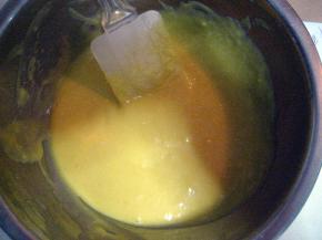 用橡皮刮刀翻拌至无干粉状；如果怕混合不匀，可分两次筛入低粉；