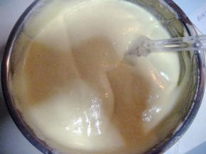 拌好的蛋糕糊倒入余下的蛋白中，翻拌均匀；