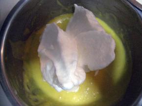 1/3打发的蛋白放入蛋黄糊中，翻拌均匀；