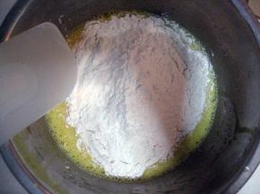 加入事先过筛三遍的低粉