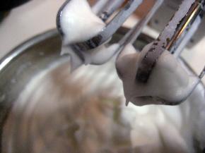 蛋白加入柠檬汁，用电动打蛋器打至硬性发泡（提打蛋器的蛋头，蛋白呈短而尖的直角就行）；