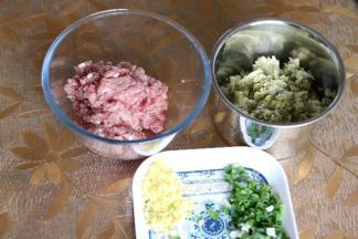 先做馅料:准备好猪肉沫，芸豆洗净热水煮开放凉，切碎。葱花切末，姜切末。