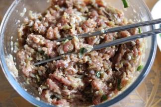 加入芸豆碎搅拌匀，放入冰箱冷藏一会。