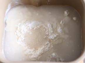 把面粉，水，酵母放入面包机桶，启动和面功能，揉至面团光滑。