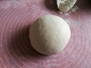 揉好的面团，保鲜膜覆盖，醒15分钟。