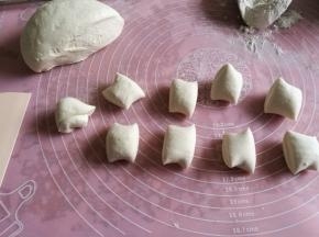 把面团分成小剂子，滚圆。