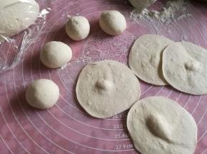 用面杖擀成圆形。