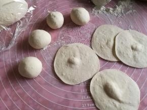 用面杖擀成圆形。