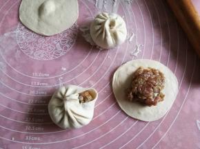 包入馅料，一手托着一手捏褶皱的边最后收口即可。