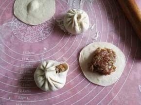 包入馅料，一手托着一手捏褶皱的边最后收口即可。
