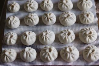 包好的包子，保鲜膜覆盖发酵15分钟，也可以放入烤箱发酵。