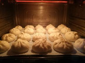 放入烤箱底层，开始蒸汽功能，蒸20分钟。