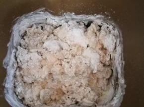 加入水和酵母，用筷子搅拌一下，不然一会面包机工作起来，粉会扑出来。搅拌好后，启动揉面程序，1分钟就可以取出来接着用手揉了。面团偏硬，面包机揉不动的，我这是起到搅拌作用。用手是完全可以的，更方便。新手一定用手揉面团，太硬的面团会烧坏面包机的。